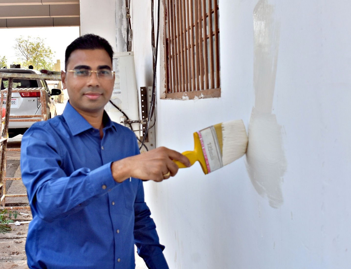  जानिए आखिर कलेक्टर ने खुद ब्रश पकड़कर क्यों शुरू की पोताई