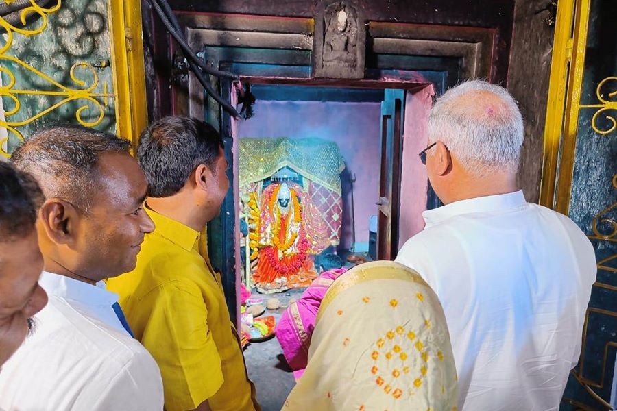 फागुन मंडई में शामिल होने मुख्यमंत्री पहुंचे दंतेवाड़ा, किया मां दंतेश्वरी का दर्शन