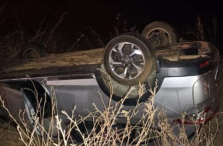 सड़क में फैला था ग्रीस, बाइक सवार दंपती फिसलकर गिरी, पीछे आ रही कार ने लिया चपेट में