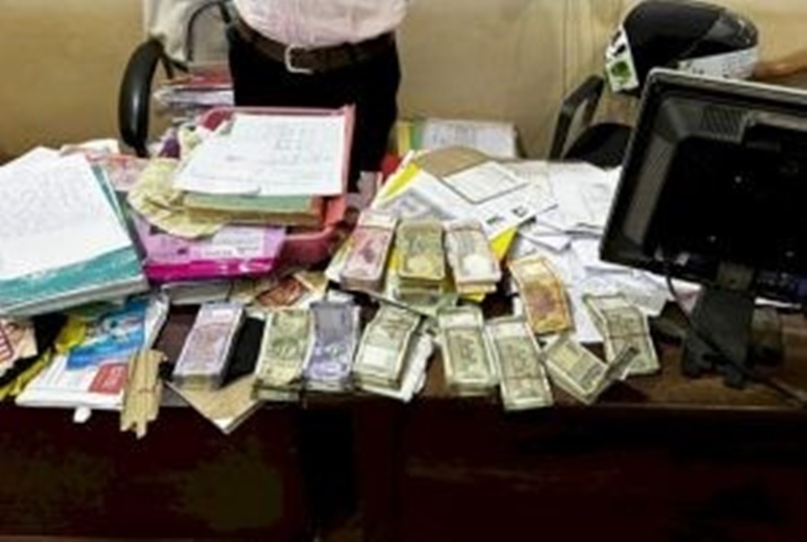 पटवारी दफ्तर में IAS तिवारी ने दी दबिश... बैग से जिन्न की तरह बाहर आया नगद 8 लाख... थमाया निलंबन आदेश
