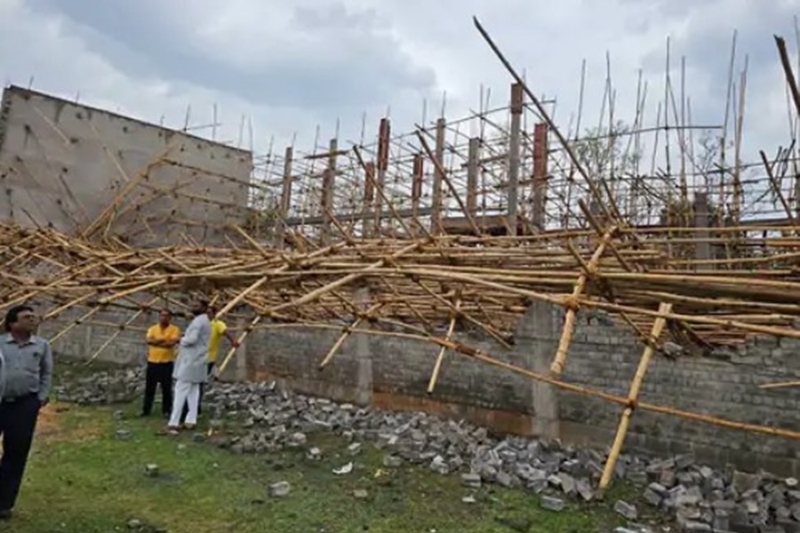 बेमौसम हुई हल्की बारिश... भरभराकर गिर गया बैडमिंटन कोर्ट... सकते में शासन&mdash;प्रशासन