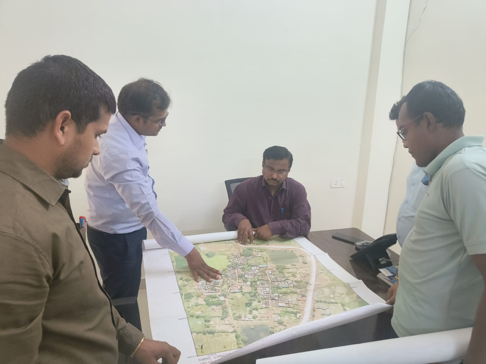 नवीन तहसील बोरी पहुंचे संभागायुक्त,  पंजियों का संधारण नहीं पाए जाने पर कर्मचारियों को थमाया नोटिस