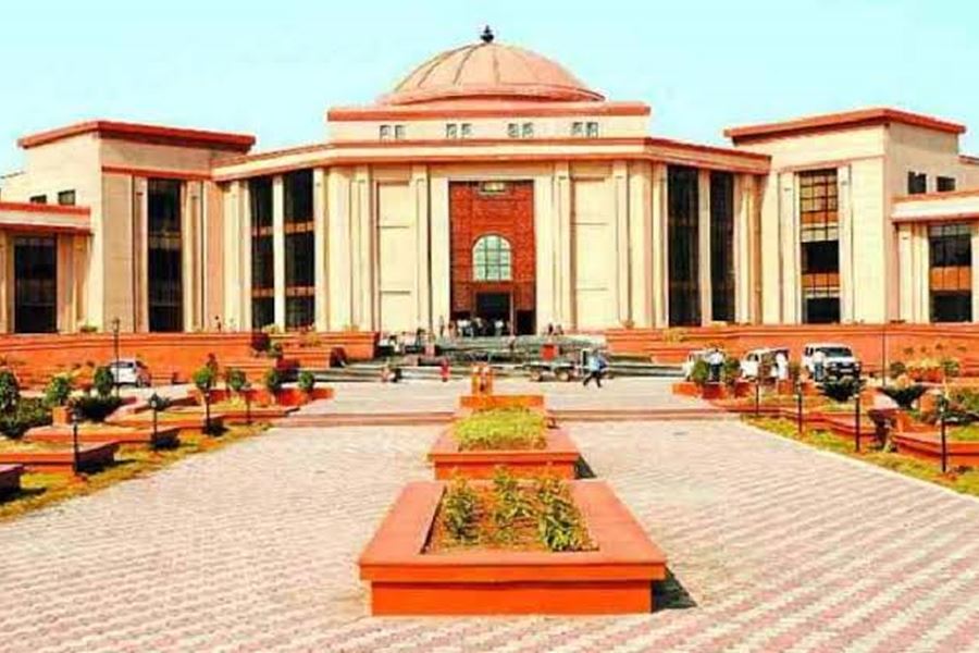हाईकोर्ट का ने एयरपोर्ट अथॉरिटी और केंद्र सरकार को भेजा नोटिस, जानिए क्यों नाराज है हाईकोर्ट
