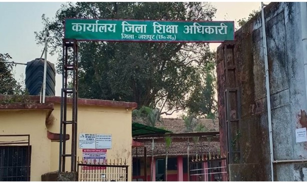   अनुकंपा नियुक्ति के लिए दिया झूठा शपथ पत्र, डीईओ ने किया बर्खास्त, होगी एफआईआर