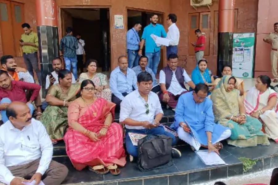 कांग्रेस पार्षद की धमकी से बिफरा विपक्ष... बजट छोड़ सदन से वॉक आउट... पीएम मोदी और मंत्रियों पर तनातनी