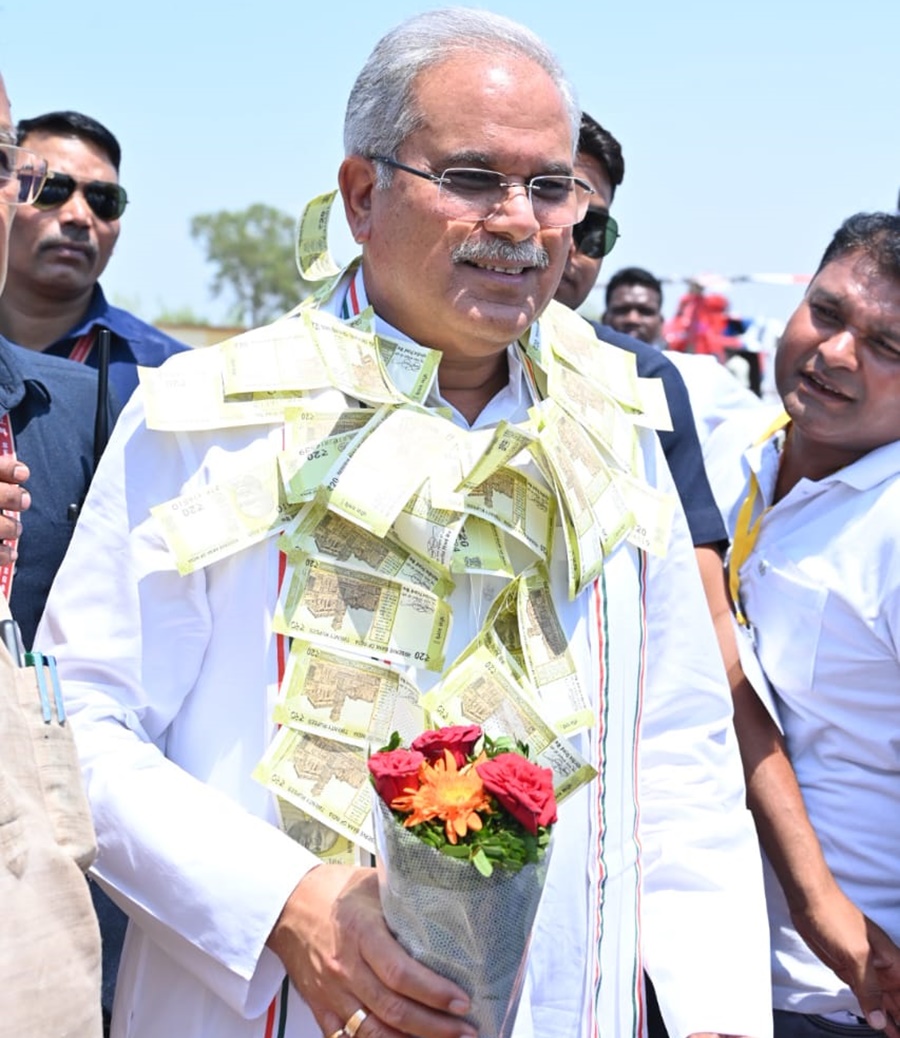 BREAKING NEWS : CM भूपेश को ग्रामीणों ने पहनाई 20 रुपए के नोट की माला... ग्रामीणों ने नोटों की माला से क्यों किया स्वागत... पढ़िए