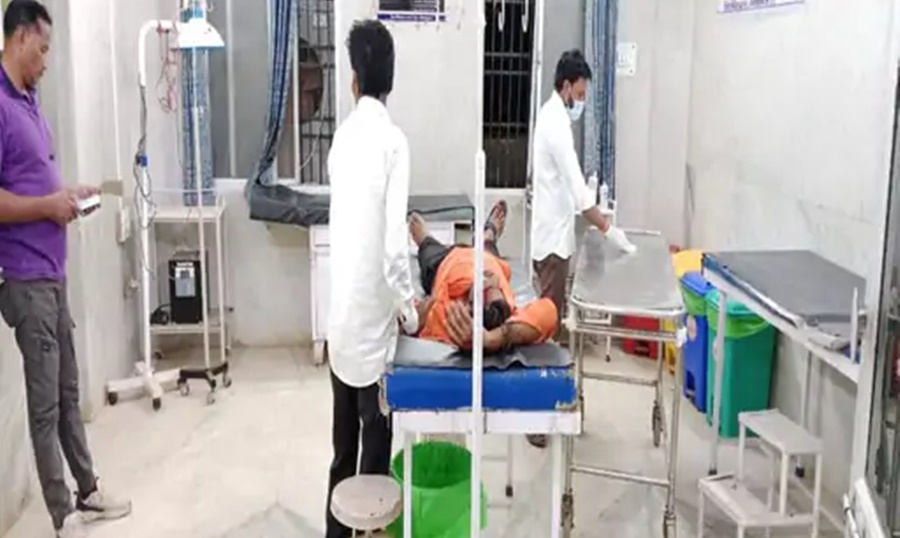 खड़े ट्रक में जा धंसे बाइक सवार... दो युवकों की मौके पर मौत... एक की हालत गंभीर