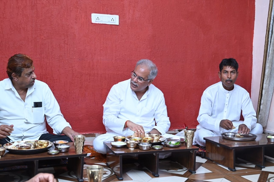 सोनकर परिवार ने कराया सीएम बघेल को भोजन... जिमिकांदा सहित छत्तीसगढ़िया भोज का उठाया आनंद... परिवार हुआ गदगद  
