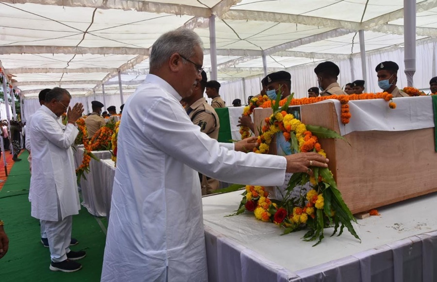 BREAKING NEWS : मुख्यमंत्री डॉ. बघेल पहुंचे दंतेवाड़ा... शहीद जवानों को दी श्रद्धांजलि... बस्तर आईजी ने दी पूरी जानकारी