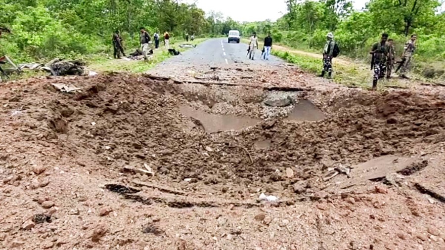 दंतेवाड़ा नक्सल हमले के बाद आया वायरल वीडियो... काफिले में थी तीन गाड़ियां... आईईडी ब्लास्ट के बाद जवानों ने नक्सलियों पर बरसाईं गोलियां