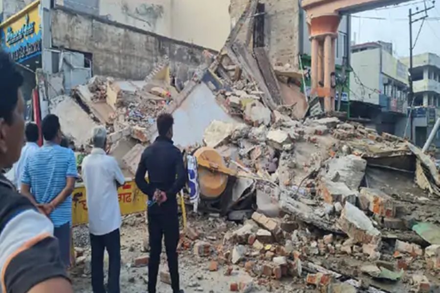 छत्तीसगढ़ में बड़ा हादसा... चंद सेकंड में भरभराकर गिर गई तीन मंजिला इमारत... सिविल लाइन क्षेत्र की घटना