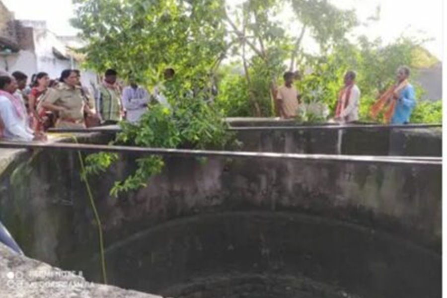  छत्तीसगढ़ में बड़ा हादसा... अमरूद तोड़ने गए बच्चे... कुंए में गिरने से परिवार के तीनों की मौत
