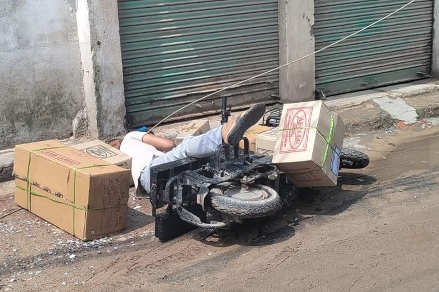 बाइक सवार पर टूटकर गिरा हाईटेंशन तार... युवक की मौत से परिवार पर गिरा... दु:खों का पहाड़