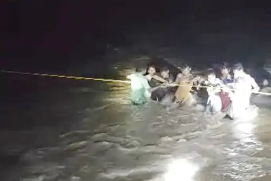 छत्तीसगढ़ में अचानक जल सैलाब... बाढ़ में फंस गए पिकनिक मनाने गए 4 युवा... फिर क्या हुआ, पढ़िए 