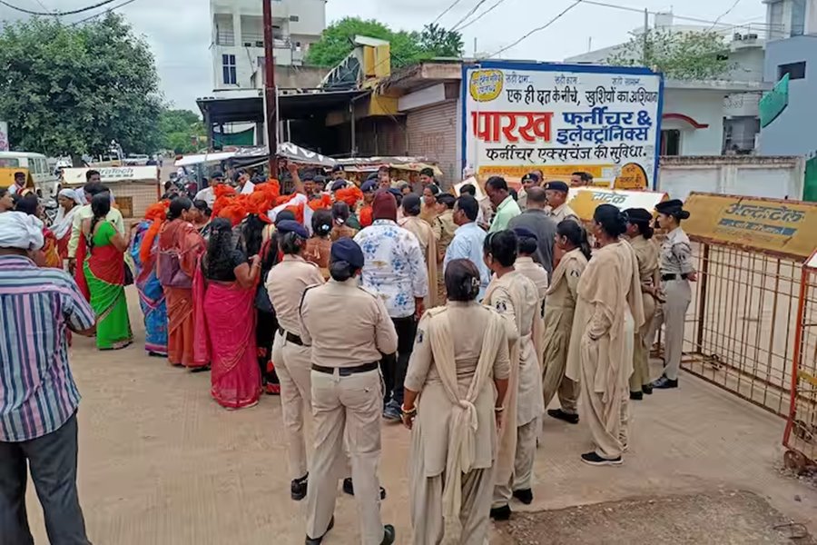 दुर्ग संभाग की महिलाएं... पदयात्रा कर पहुंची सीएम हाउस... 13 जुलाई को शुरु की थी यात्रा