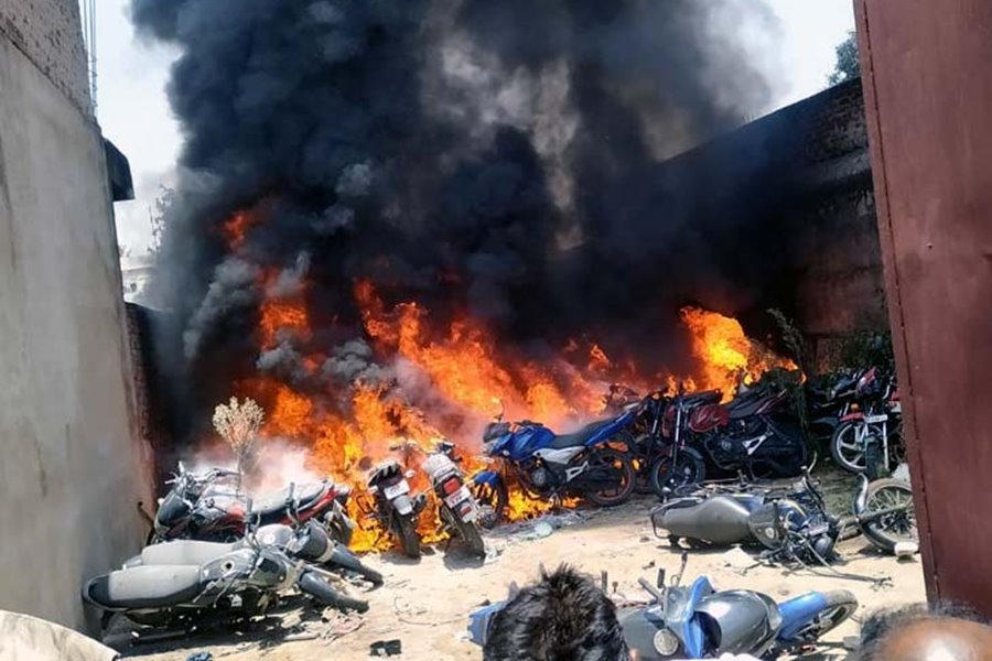 CG INCIDENT : हीरो के शो&mdash;रूम में लगी भीषण आग... सूचना के डेढ़ घंटे बाद पहुंची फायर ब्रिगेड... 2 करोड़ से ज्यादा स्वाहा