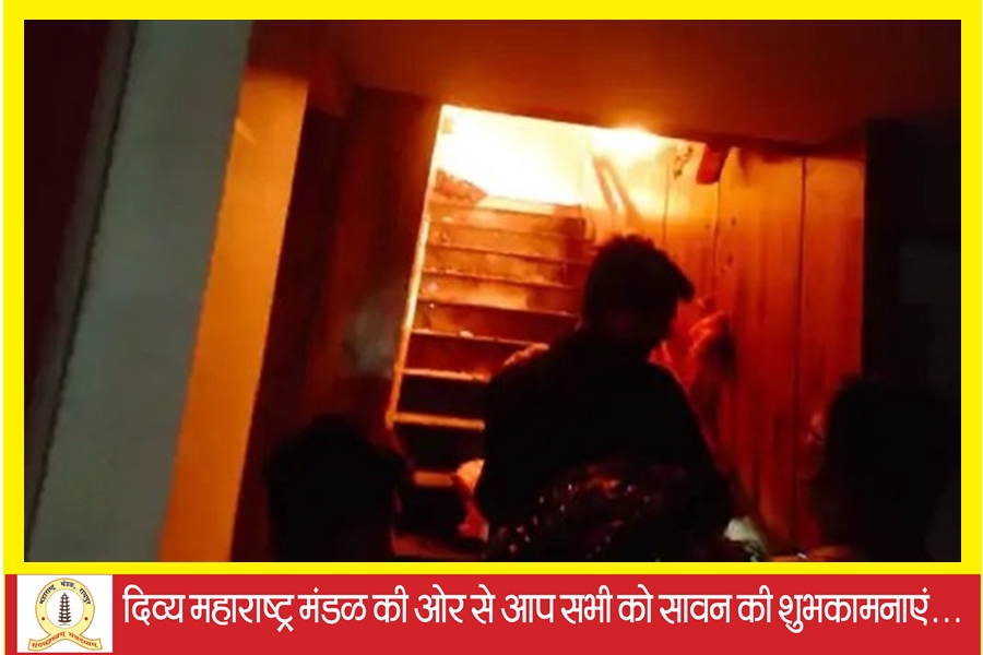  तीन मंजिला दुकान में लगी भीषण आग, लाखों रुपये के कपड़े जलकर खाक