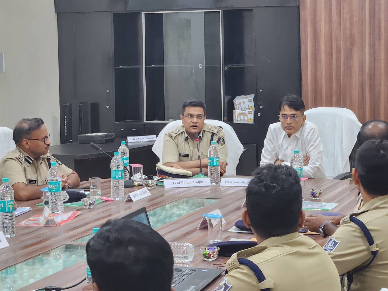 छत्तीसगढ़ और ओडिशा बार्डर पर सुरक्षा को लेकर चर्चा.... रायपुर, रायगढ़ और संबलपुर रेंज के आईजी जुटे