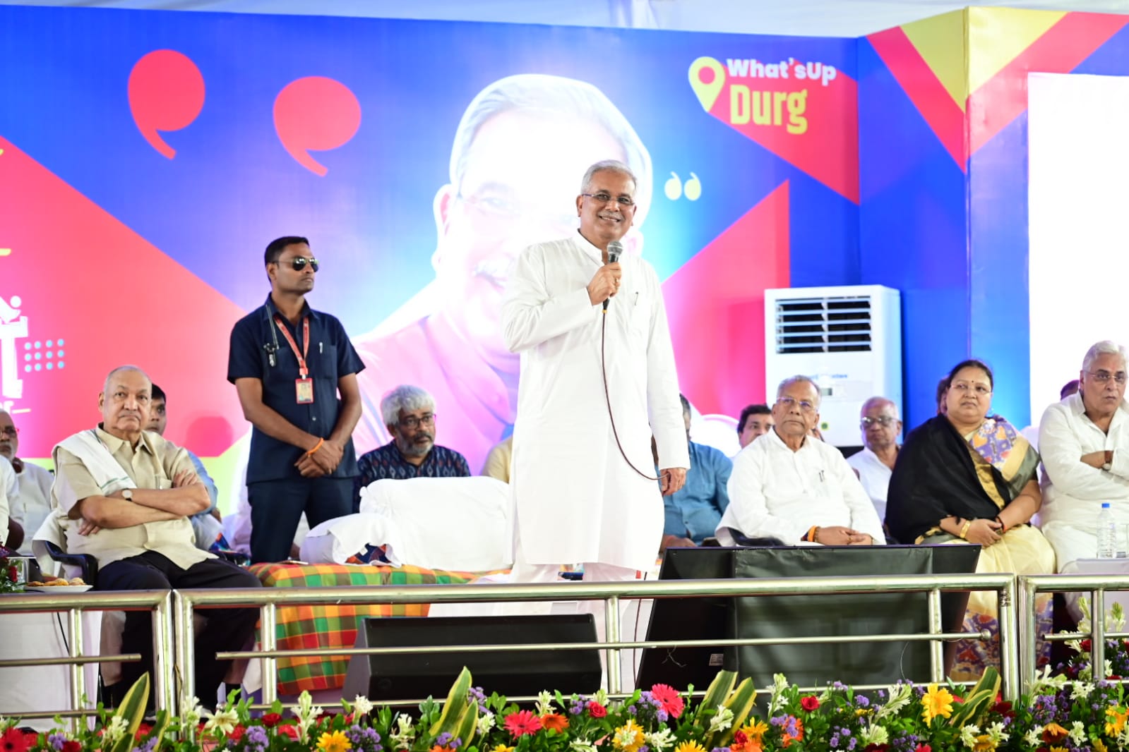 युवाओं की ने छत्तीसगढ़ी गीतों और प्रस्तुति ने मोहा मन..... सीएम के पहुंचते ही "कका कका" के नारे से गूंज उठा जयंती स्टेडियम