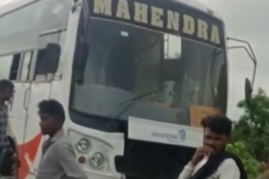 छत्तीसगढ़ में तेज रफ्तार बस का कहर... सड़क पर बिछ गईं लाशें... बस चालक फरार