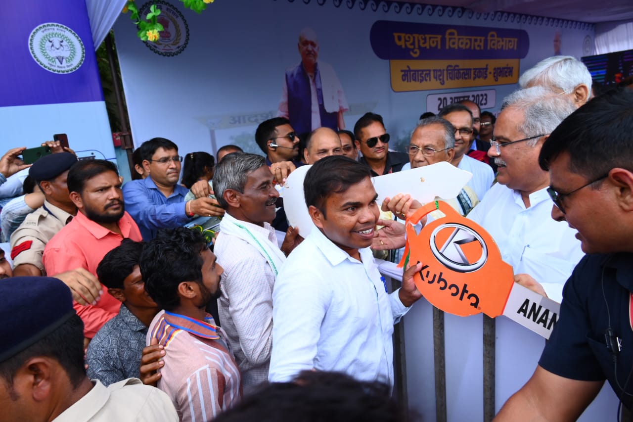  मुख्यमंत्री ने कृषि यांत्रिकीकरण पर सबमिशन घटक योजना के 10 हितग्राहियों को ट्रेक्टर एवं एक हितग्राही को हार्वेस्टर की चाबी सौंपी