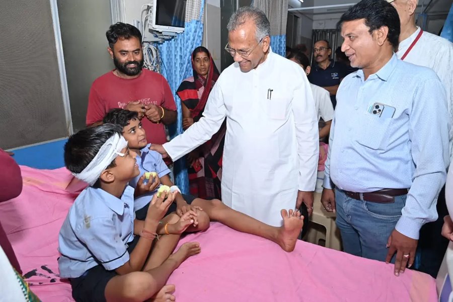 स्कूली बच्चों से भरी ई&mdash;रिक्शा पलटी... घायल 9 बच्चे अस्पताल दाखिल... गृहमंत्री ताम्रध्वज साहू पहुंचे अस्पताल