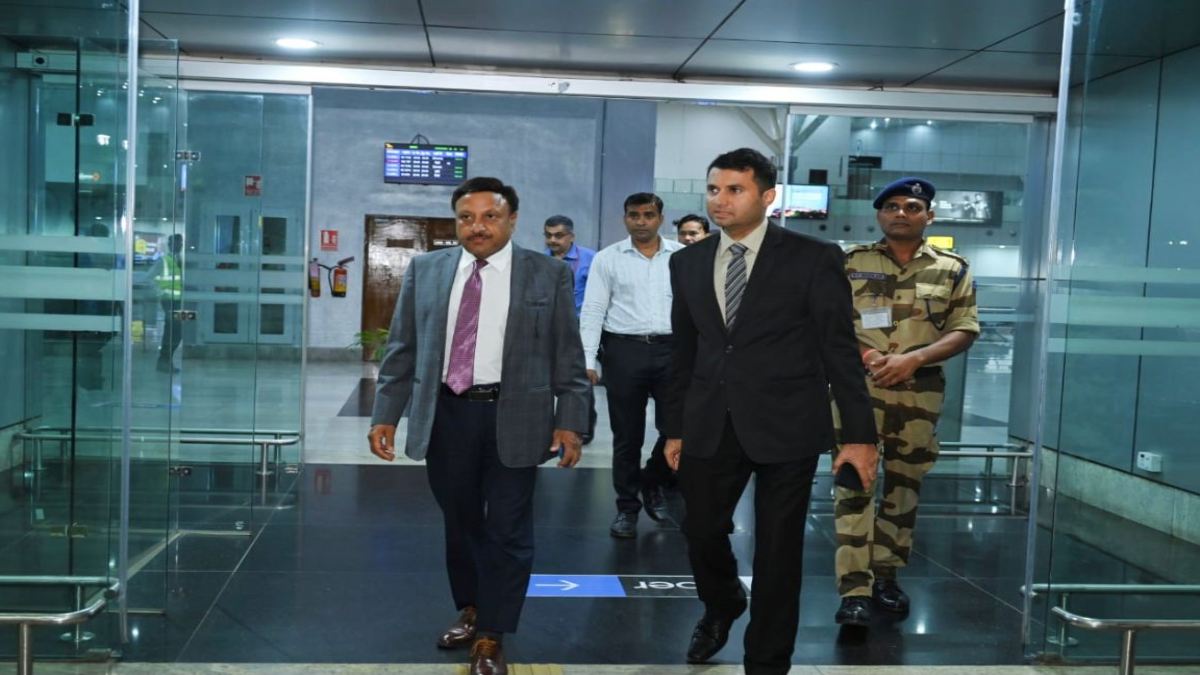रायपुर पहुंचे मुख्य निर्वाचन आयुक्त राजीव कुमार, विधानसभा चुनाव की तैयारियों की करेंगे समीक्षा
