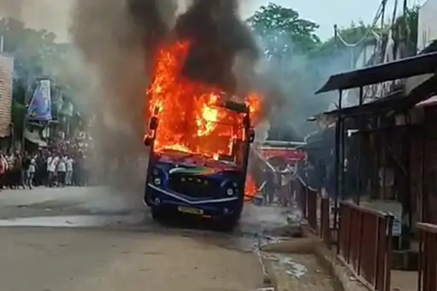 छत्तीसगढ़ से निकली थी बस... बीच रास्ते फटा टायर, लग गई भीषण आग... खिड़की से कूदकर यात्रियों ने बचाई जान