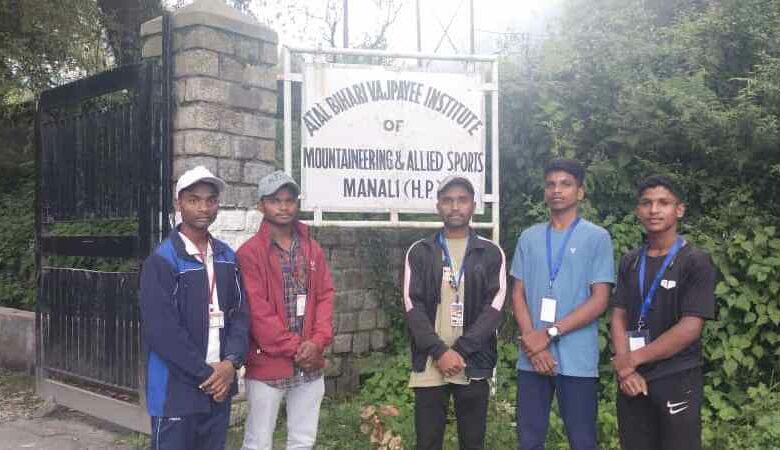छत्तीसगढ़ एकलव्य विद्यालय के 5 विद्यार्थी पर्वतारोही अभियान प्रशिक्षण के लिए मनाली रवाना