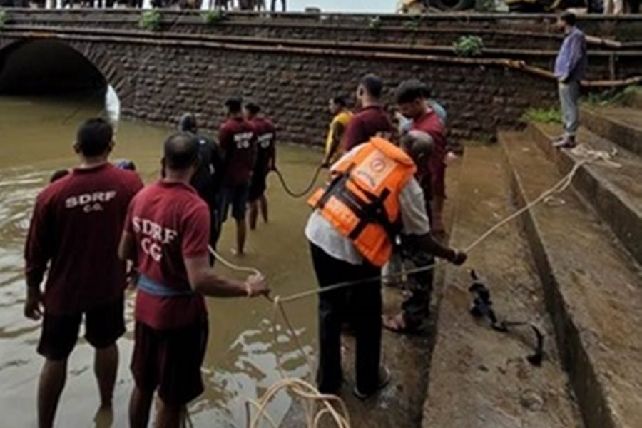 BREAKING NEWS : शिवनाथ नदी में गिरी कार... पांच लोग थे सवार... सभी की डूबने की आशंका... रेस्क्यू जारी