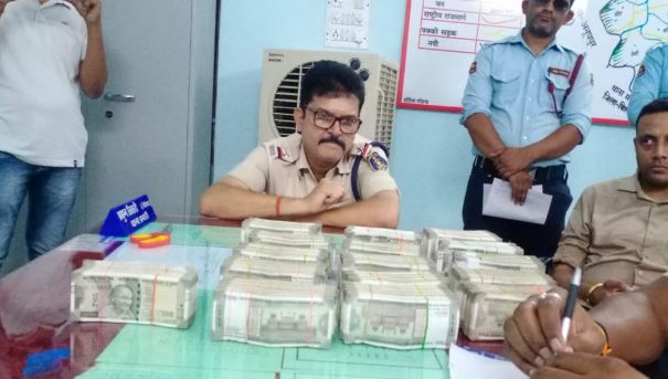 छत्तीसगढ़ के इस जिले में पुलिस ने जांच के दौरान बरामद किया 40 लाख कैश, चालक खुद को बता रहा व्यपारी, जांच में जुटी पुलिस
