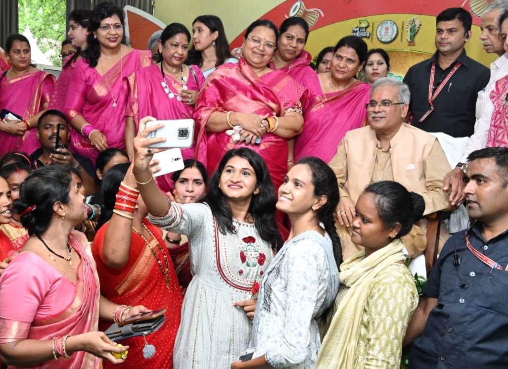 मुख्यमंत्री निवास में मनाया गया तीजा-पोरा तिहार... सीएम बोल- घर और बाहर दोनों ही मोर्चे पर अपनी भूमिका बखूबी निभा रही है महिलाएं