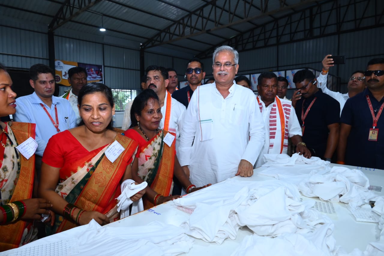 बीजापुर गारमेंट फैक्ट्री का लोकार्पण...  बाजार के लिए तैयार उत्पादों की पहली खेप को सीएम ने दिखाई हरी झंडी 