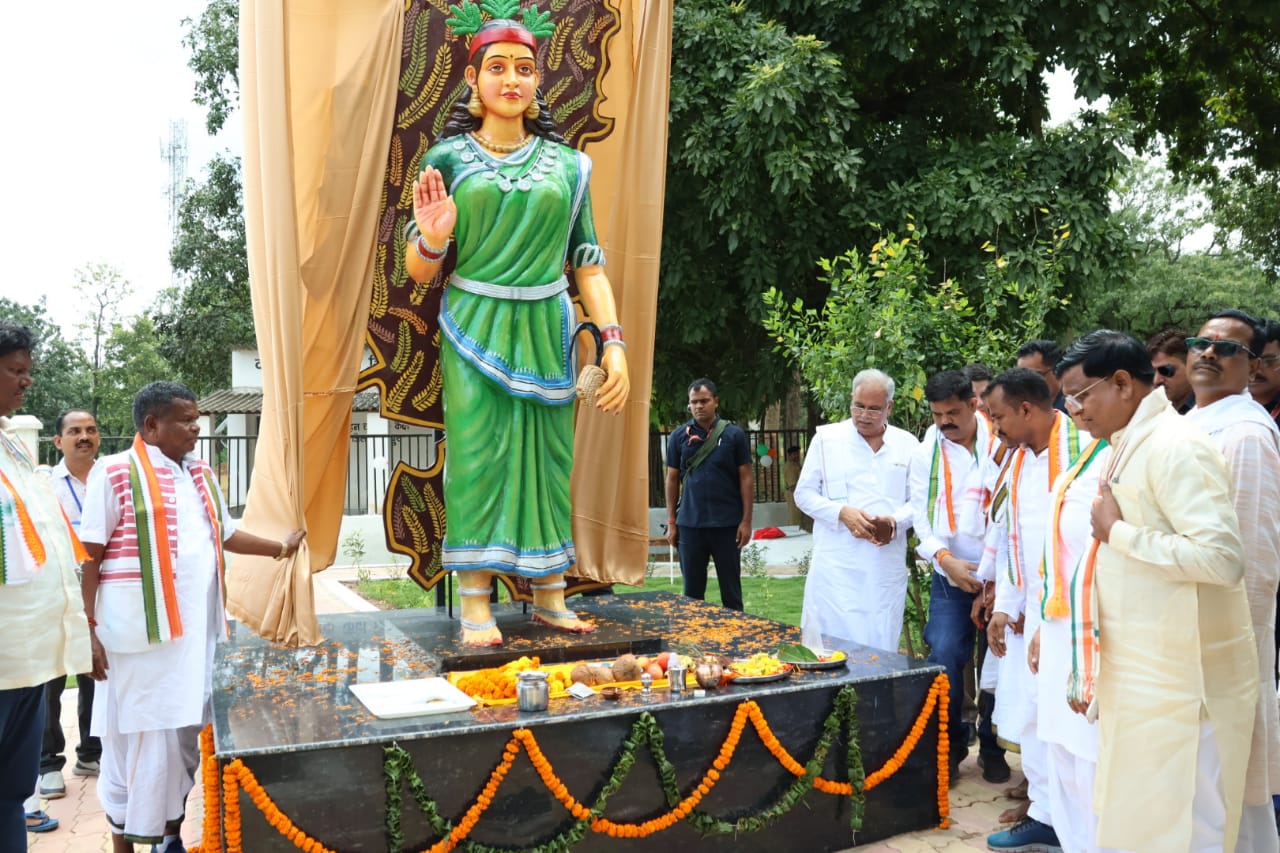 बीजापुर में छत्तीसगढ़ महतारी की प्रतिमा का अनावरण.... सीएम बोले-छत्तीसगढ़ की अस्मिता, स्वाभिमान और सम्मान की प्रतीक हैं छत्तीसगढ़ महतारी