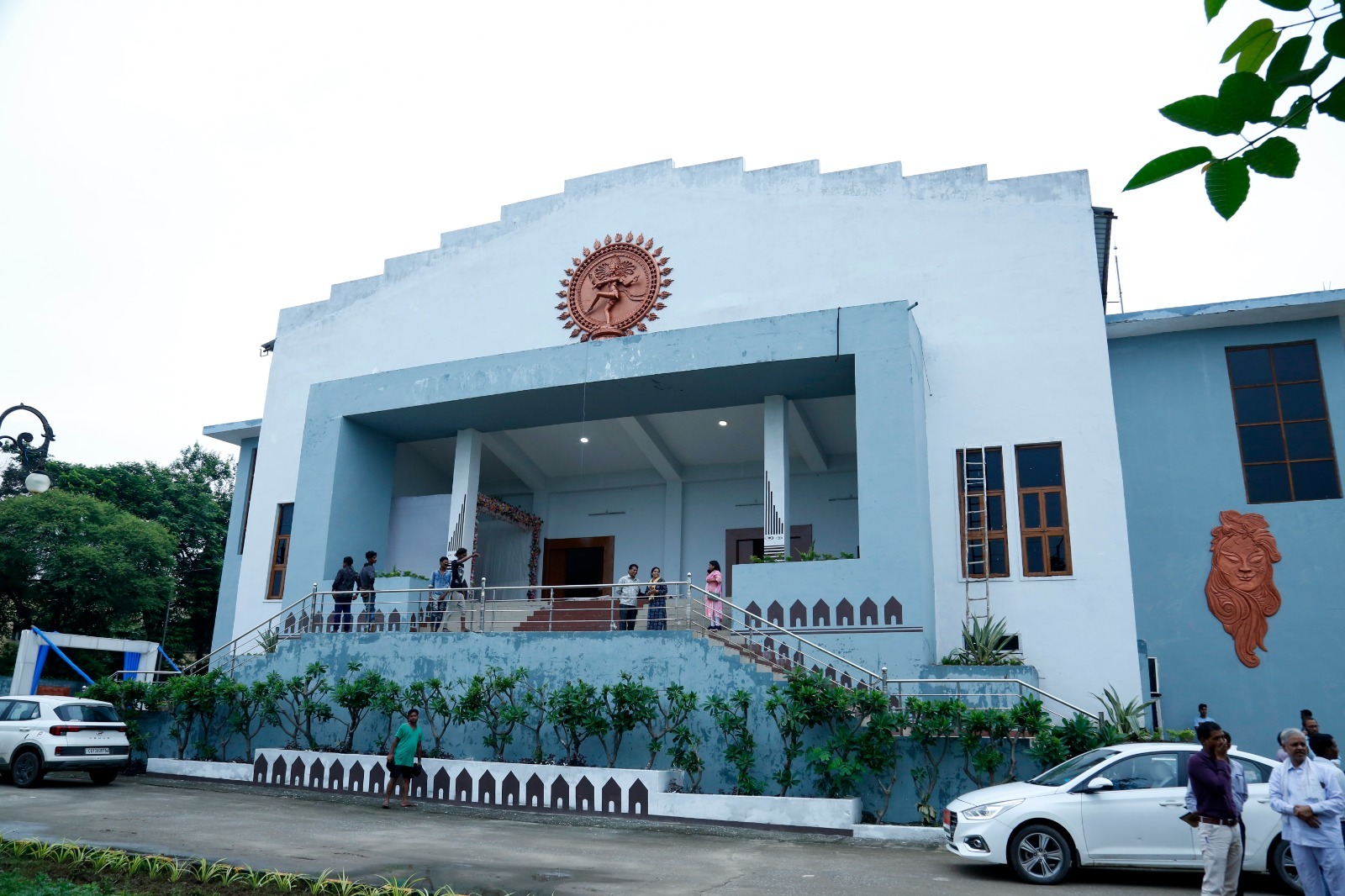 चक्रधर समारोह का शुभारंभ आज से... सज-धज कर तैयार चक्रधर समारोह का मंच