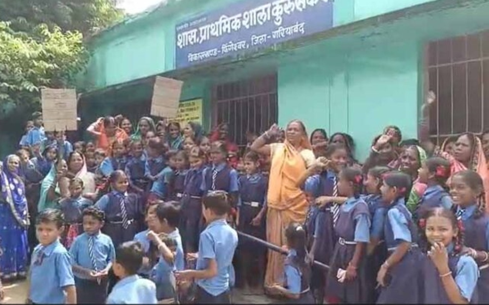  स्कूल में शिक्षकों कमी को लेकर बच्चों ने स्कूल में जड़ा ताला