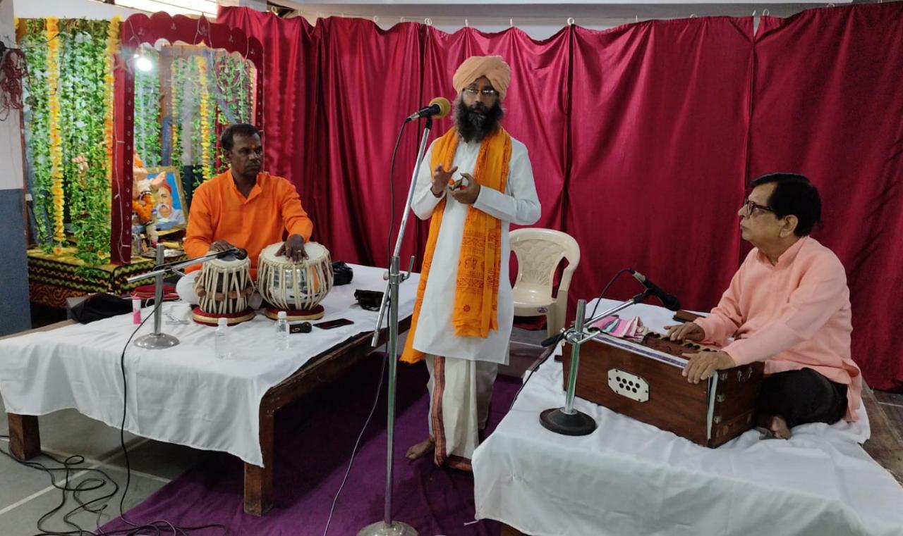 रेलवे महाराष्ट्र मंडळ गणेश पंडाल में बच्चों को वरिष्ठों का सम्मान.... कीर्तन की बहीं गंगा