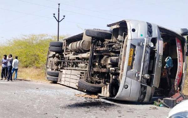 कोंडागांव में 30 यात्रियों की भरी बस अनियंत्रित होकर पलटी.... कई यात्री गंभीर रूप से घायल
