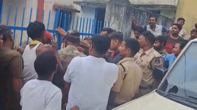 आदिवासी सहायक आयुक्त को ग्रामीणों ने बनाया बंधक...  ग्रामीणों के चंगुल से छुड़ाने बड़ी संख्या में पहुंचे पुलिसकर्मी