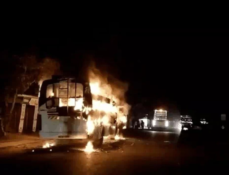 चलती बस में लगी आग.... 60 यात्री बस में थे सवार... कुछ ने खिड़की से कूदकर बचाई जान