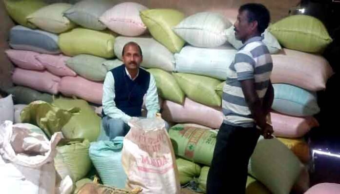 अंबिकापुर में किराना दुकानों में खाद्य विभाग का छापा, 1000 बोरी अवैध धान जब्त