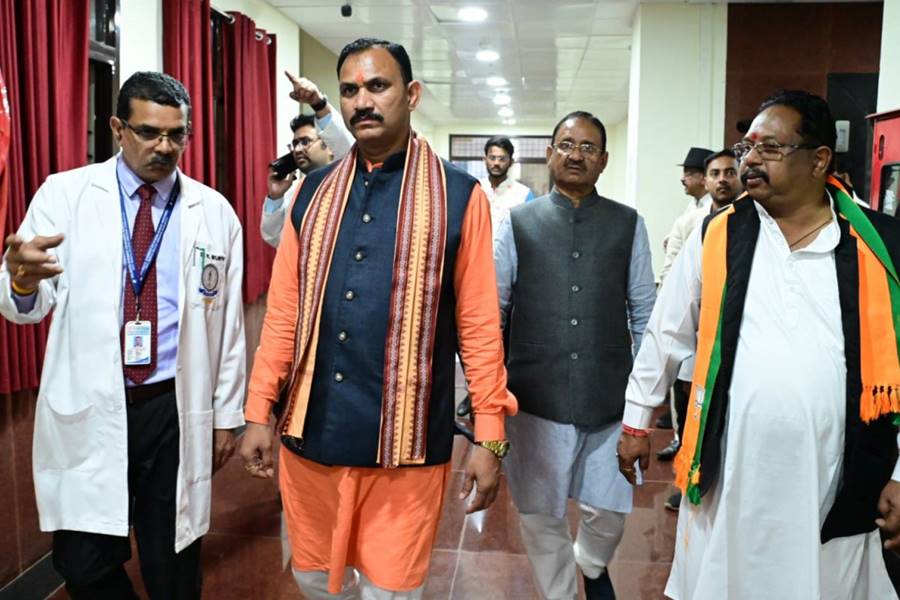 सरगुजा मेडिकल कालेज पहुंचे स्वास्थ्य मंत्री... मरीजों से बात कर ओपीडी और ट्रामा सेंटर को किया निरीक्षण