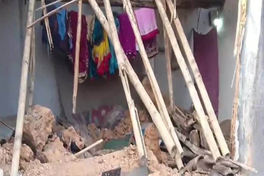 खाने की तलाश में घर तक पंहुचा हाथी....  घर की दीवार गिराई... दबने से महिला की हुई मौत