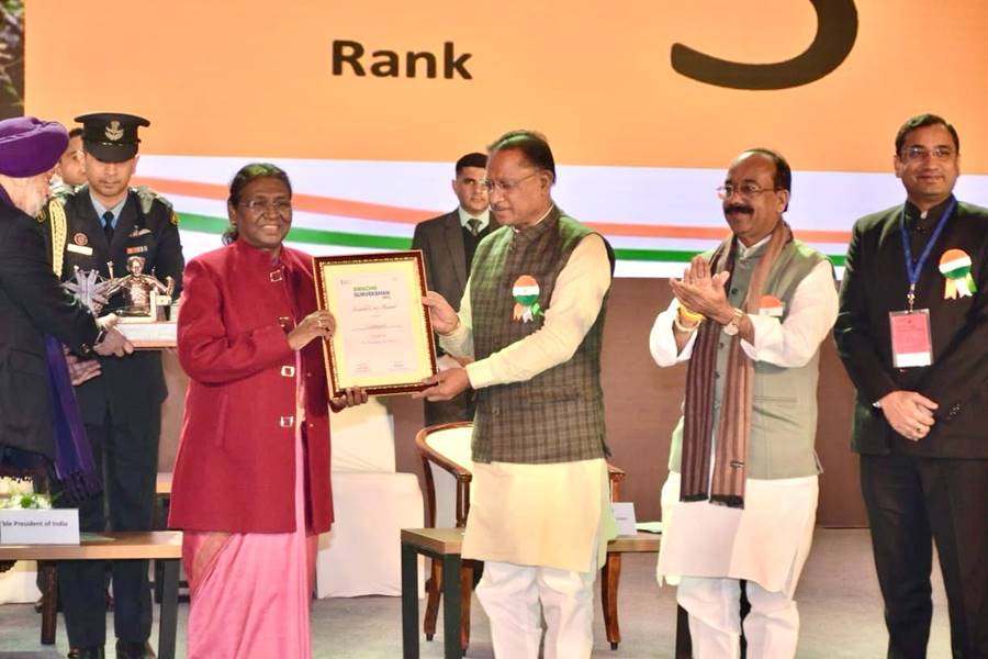 स्वच्छ राज्यों की श्रेणी में छत्तीसगढ़... राष्ट्रपति के हाथों मुख्यमंत्री साय ने लिया पुरस्कार
