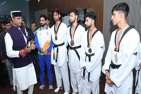 राज्य ताईक्वांडो अकादमी के राष्ट्रीय पदक विजेताओं से मिले खेल मंत्री सारंग... बढ़ाया खिलाड़ियों का हौसला