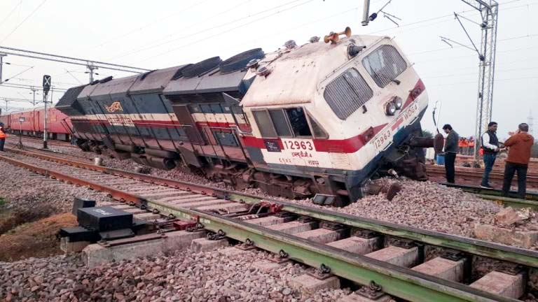 पटरी से उतरा ट्रेन का इंजन... कोई जनहानि नहीं लेकिन अंतागढ़-दुर्ग पैसेंजर के मुसाफिर हुए परेशान