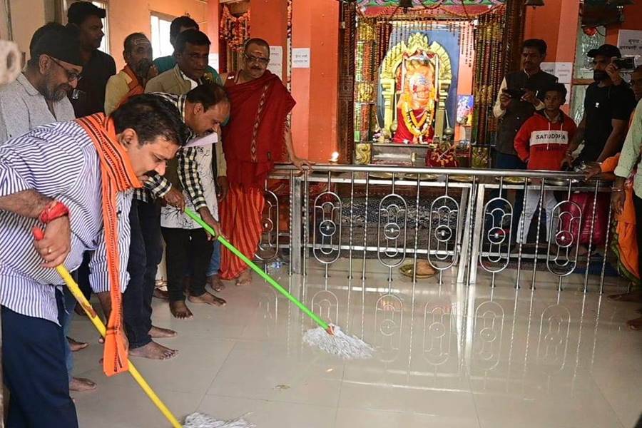 कवर्धा के खेड़ापति हनुमान मंदिर में उप मुख्यमंत्री ने की साफ-सफाई