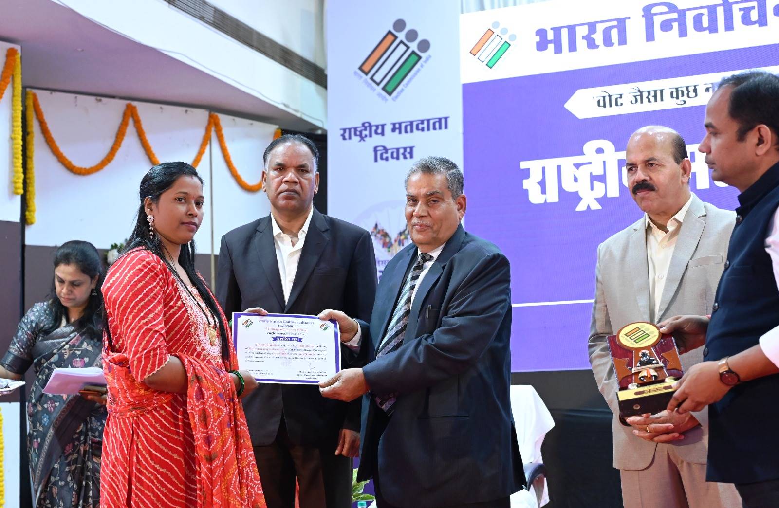 लोकतंत्र की सफलता में मतदाताओं की भूमिका अहम - न्यायमूर्ति टीपी शर्मा