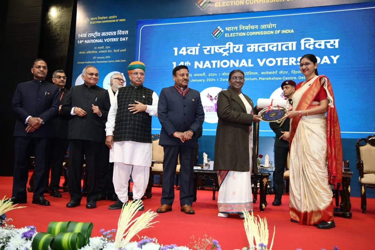 राष्ट्रपति के हाथों पुरस्कृत हुईं रीना बाबासाहेब कंगाले... दंतेवाड़ा कलेक्टर भी हुए पुरस्कृत