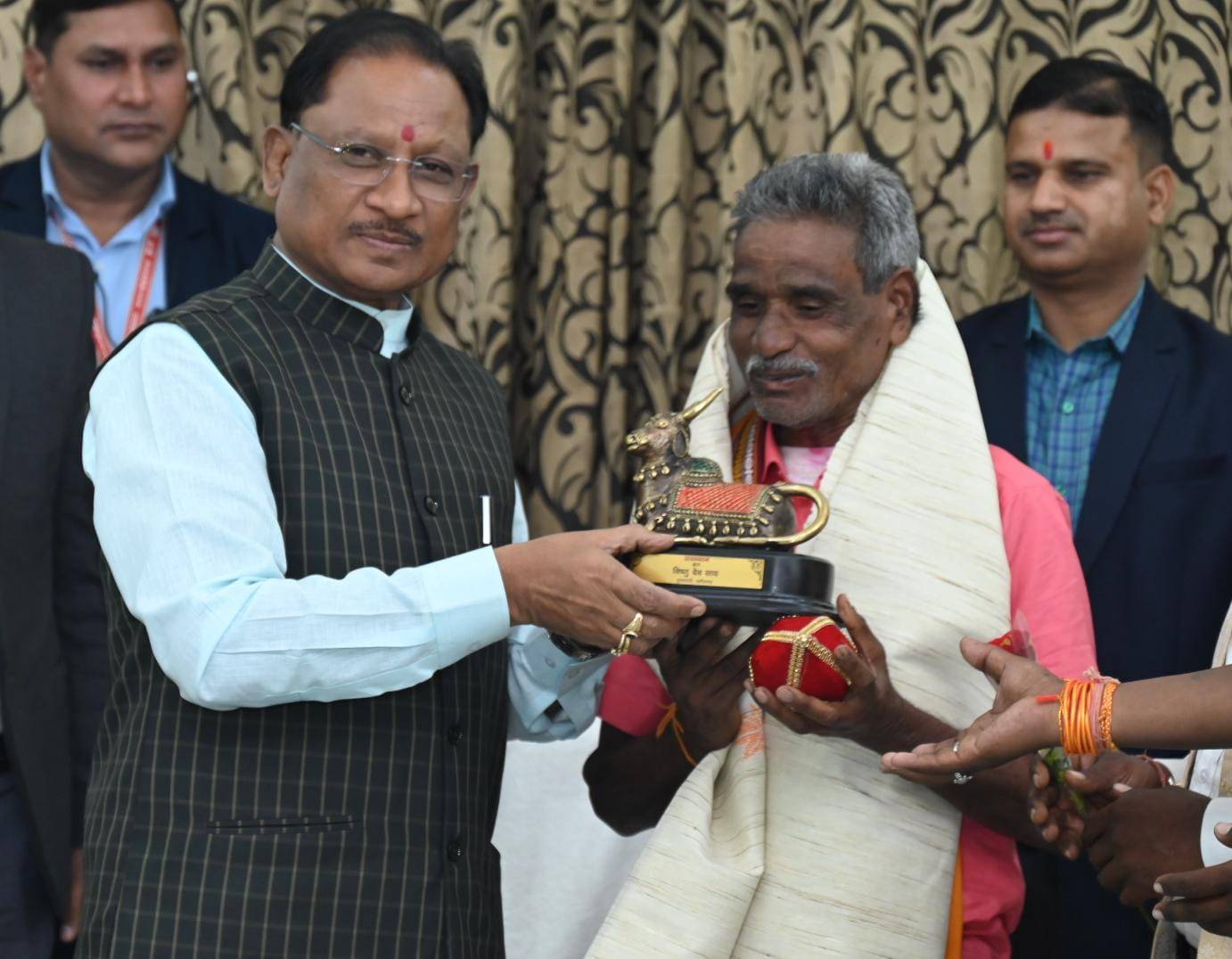 जूते-चप्पल पहने किसी को आता देखकर बिरहोर भाग जाते थे, उनसे जुड़ने जागेश्वर यादव ने ली जीवन भर नंगे पांव रहने की शपथ